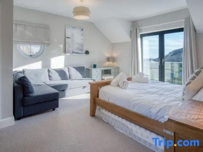 4 Bedrooms Apartment