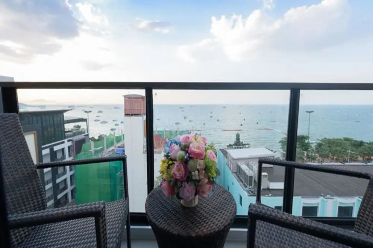 Deluxe room with balcony and with ocean view