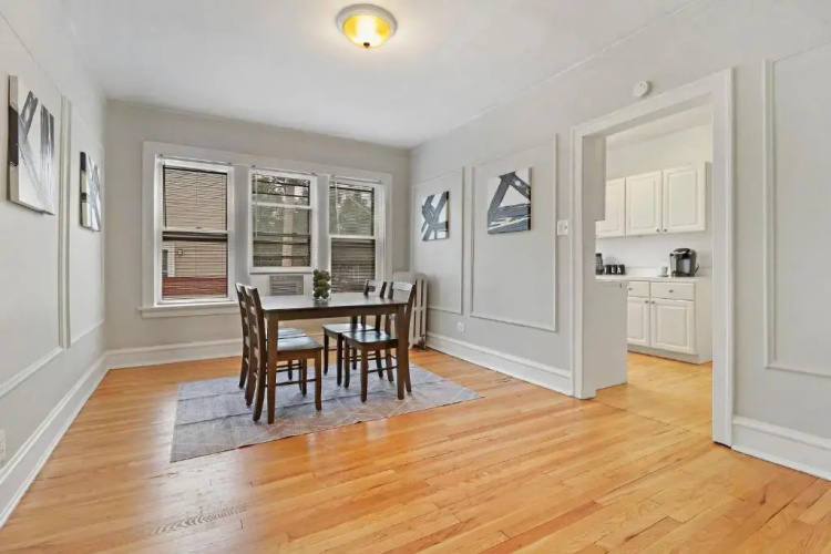 Simple and Roomy 1BR Apt in Evanston