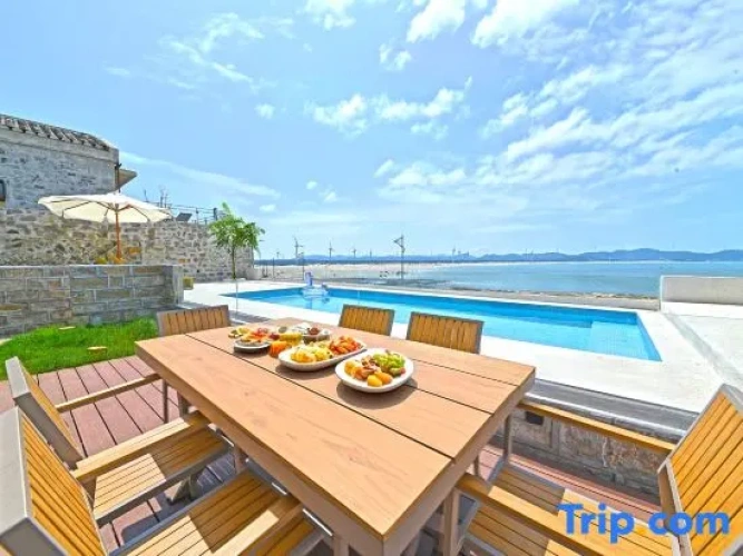 2 Bedrooms Standard Family room with sea view
