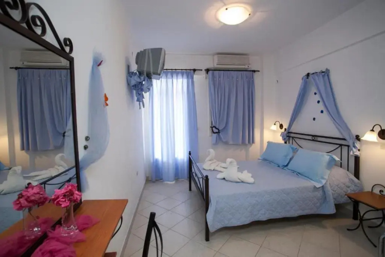 Dafnis Studios & Apartments