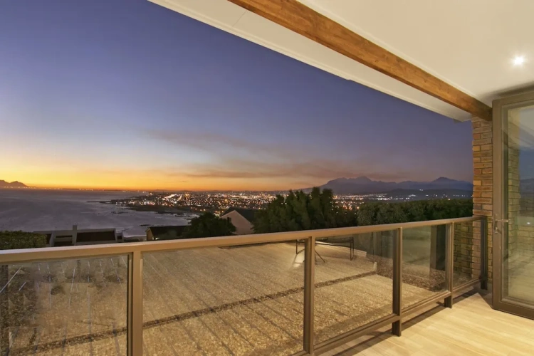 3 Bedrooms Apartment
