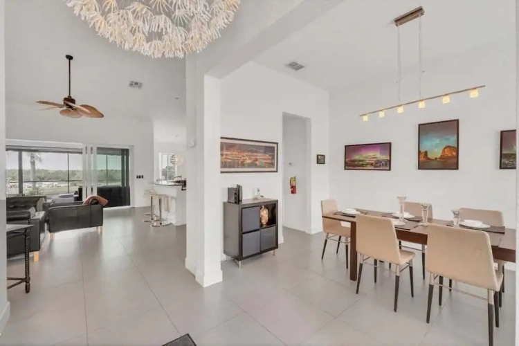 5 Bedrooms Villa