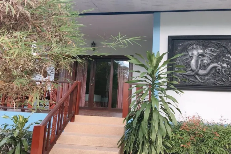 Bungalow with balcony and with garden view