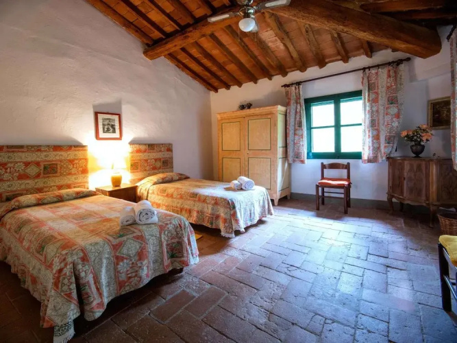 Spacious Tuscan Farmhouse