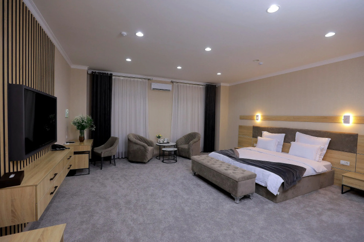 Shah Polan Hotel