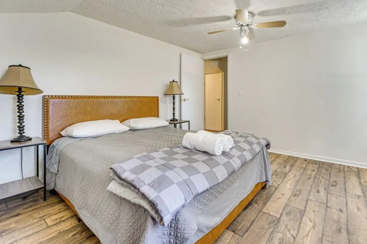 Private Pool & Yard: Pet-friendly Home in Toledo