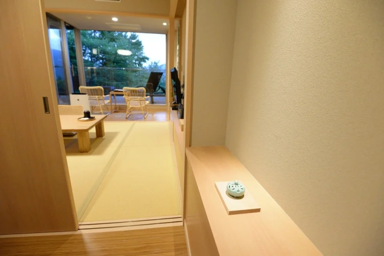Sen/Sho Japanese room with garden view