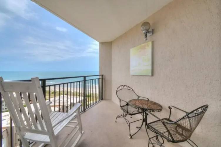 Cozy Ocean View Condo! Beach Front Building!