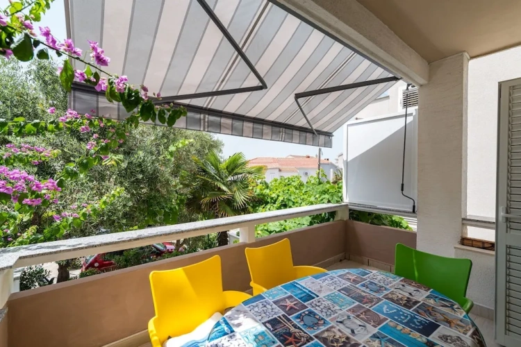 2 Bedrooms Apartment with balcony and with garden view