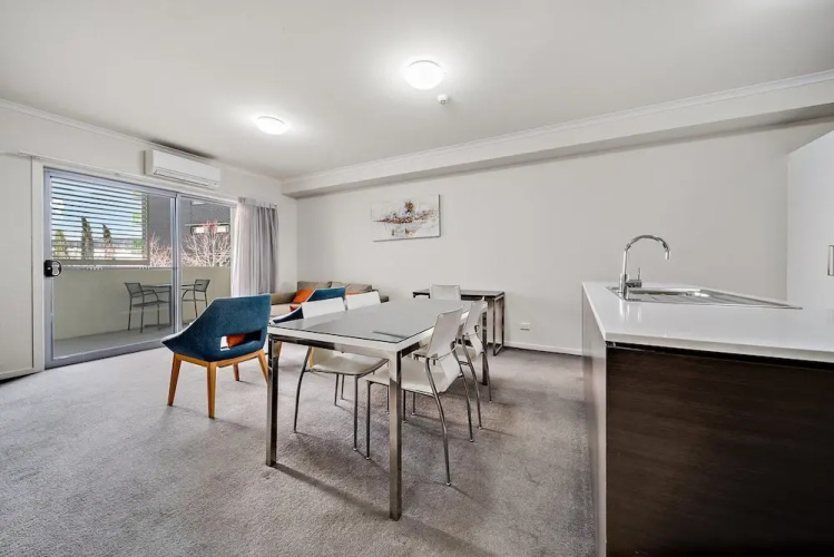 Comfy 2-bed Near the Lake With Secure Parking