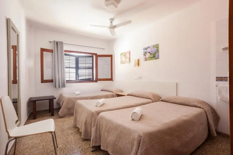 Standard Triple room