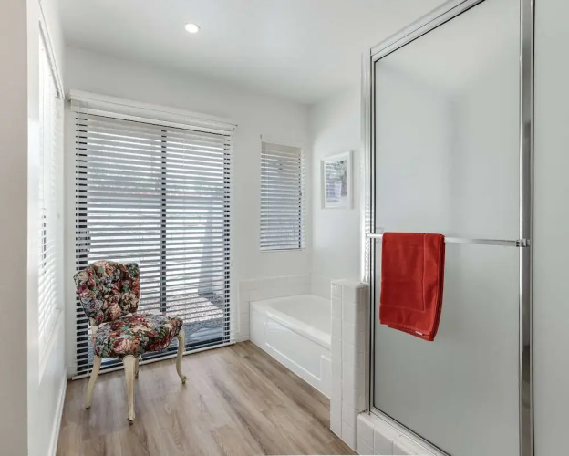Spacious Single-story Condo With Golf Course Views