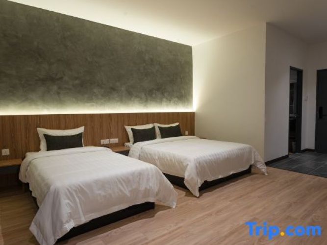 Deluxe Triple Family Suite