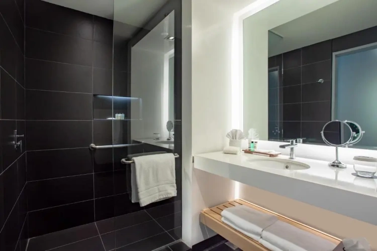 Standard Quadruple room with city view