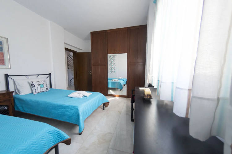 Jiannis House