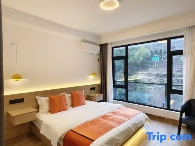 1 Bedroom Deluxe Suite with view