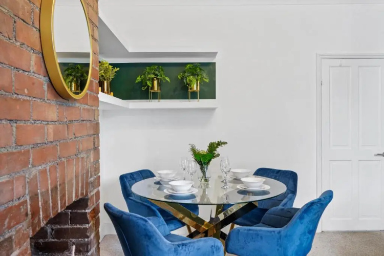 Comfortable 2 Bedroom Flat Overlooking the park