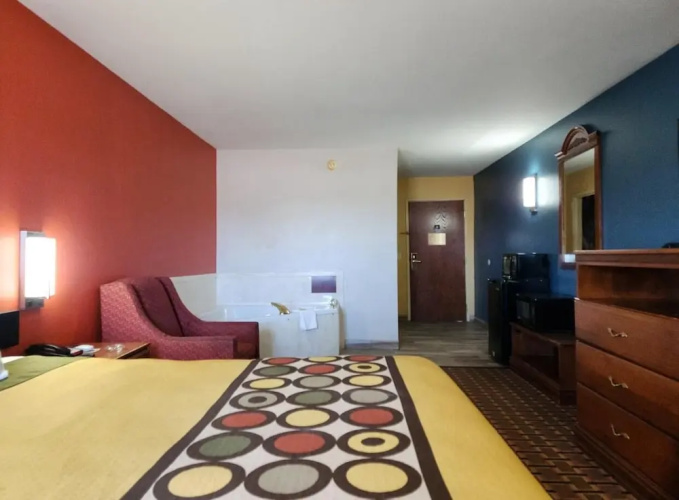 Super 8 White Hall