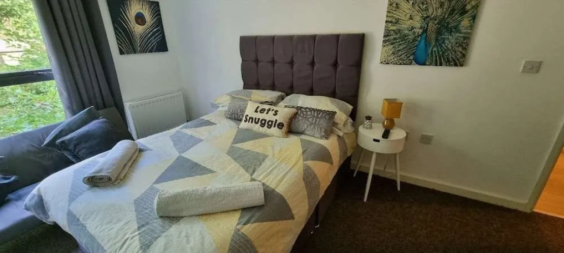 360 Serviced Accommodations - Brentwood 2 Bedroom Executive Apartment With Secure Parking