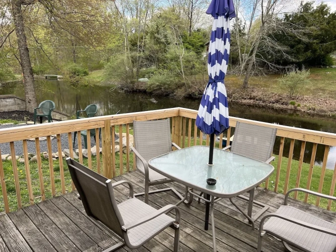 1 Bedroom Standard Family room with lake view