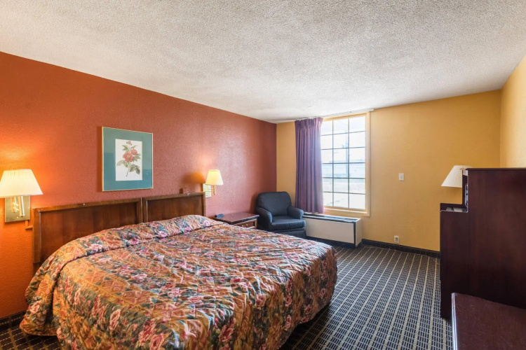 Econo Lodge Inn & Suites