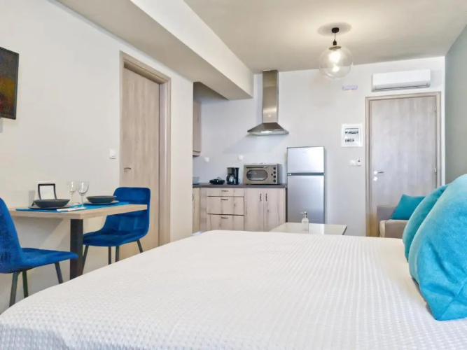 Epipleon Luxury Suites -104- Δωμάτιο 35τμ με βεράντα 35τμ μπροστά στη θάλασσα