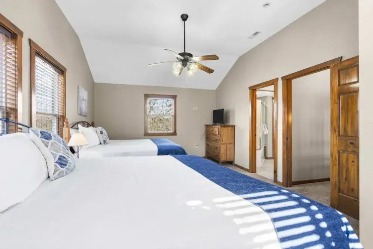 Serenity Oaks Stay for 16!
