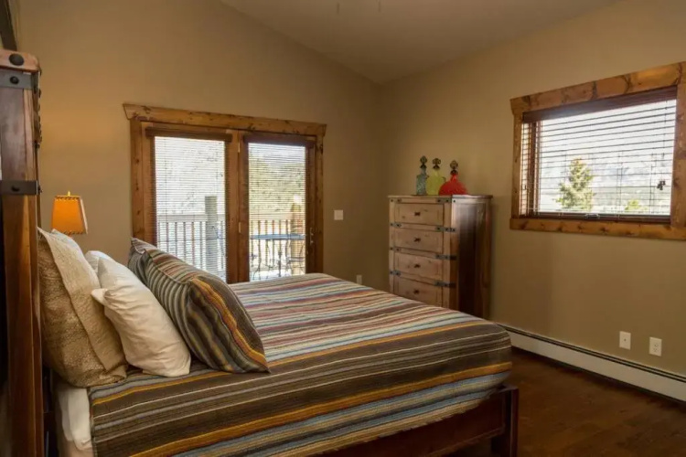 Spacious 2nd story loft with awesome views
