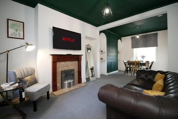 3 Bedrooms Apartment