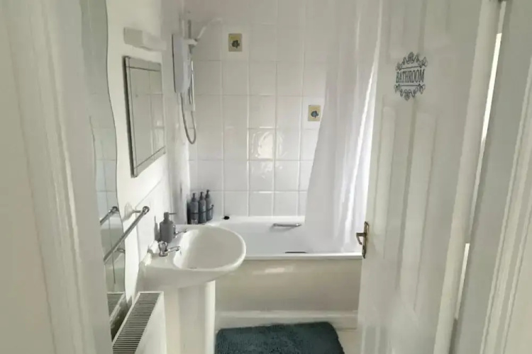 Cosy 3-bed Retreat - Garden, Parking & Bbq