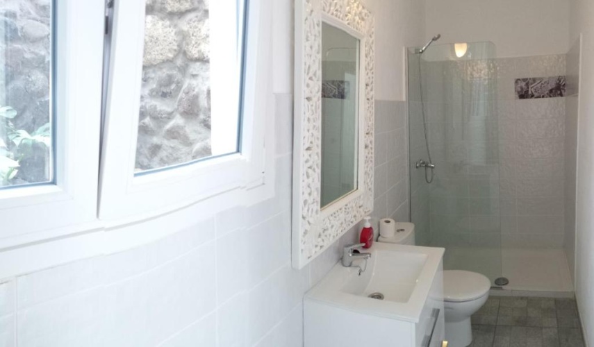 2 Bedrooms Villa