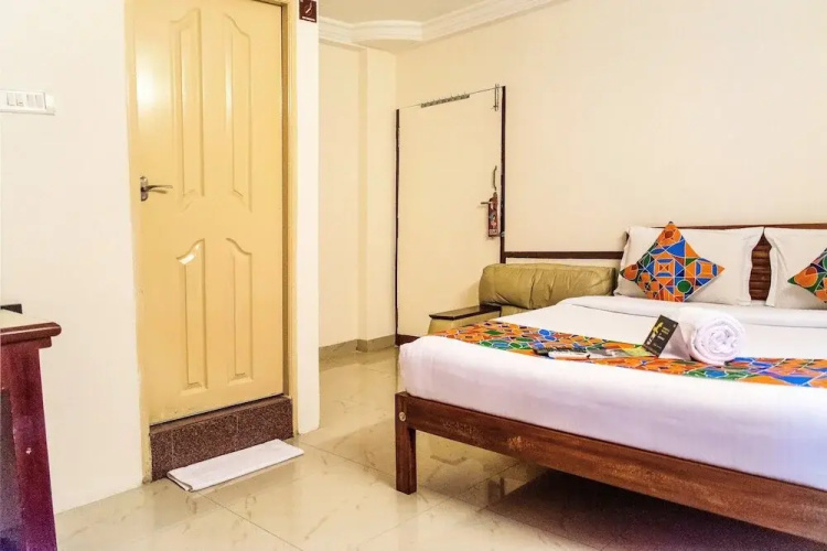 FabExpress Kapsstone Service Apartment