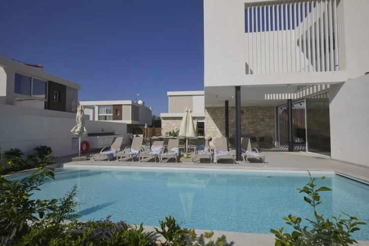 5 Bedrooms Villa