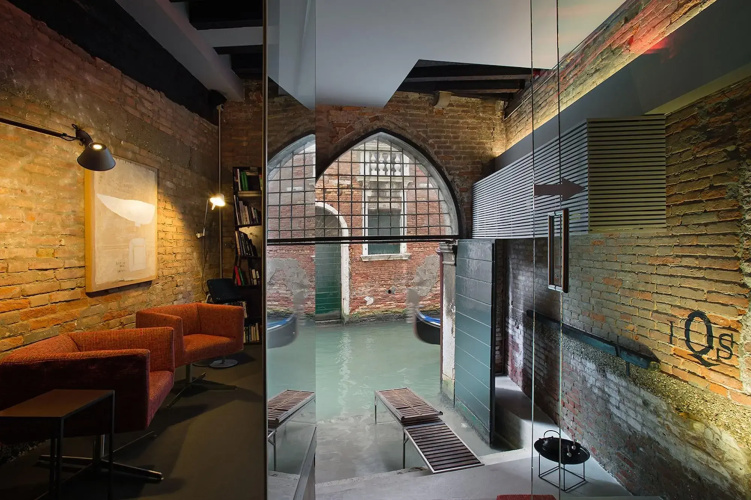 Charming House iQs