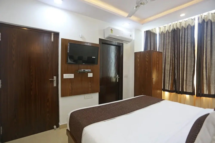 OYO 6388 Hotel NR Inn