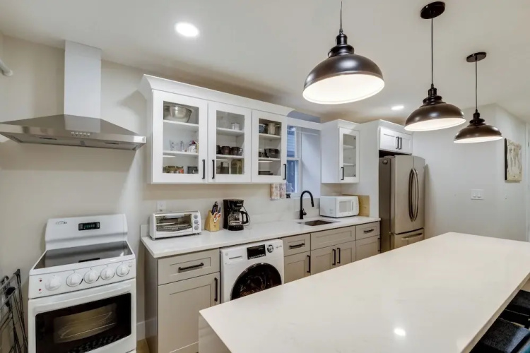 Walk to Metro & Dtwn Silver Spring! Sleek Apt