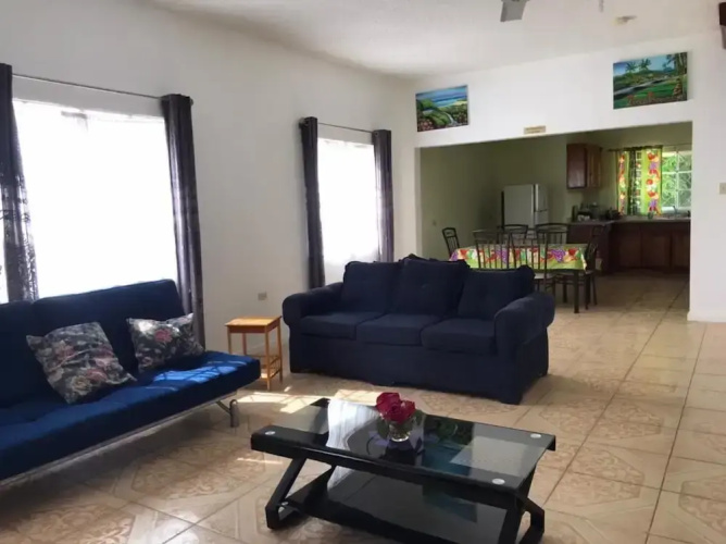 Beautiful 2-bed Apartment in Sunny Jamaica