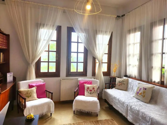 Yalla Hotel Chorefto