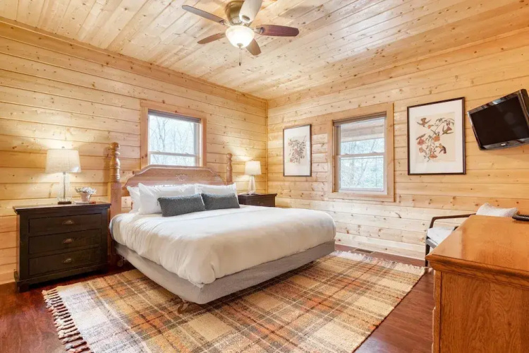 Ashberry by Avantstay Large Cabin Surrounded in Pine Tree w/ River Views & Game Room