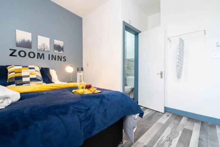 Comfy, modern studio with Netflix