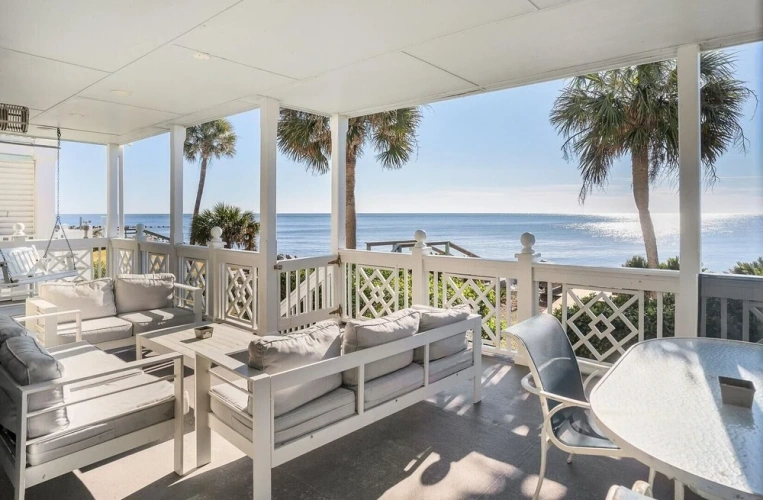 Cottage with balcony and with ocean view