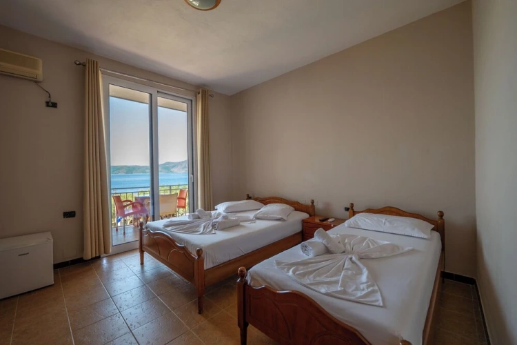 Standard Triple room with sea view