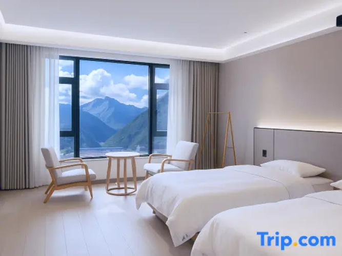 Standard Twin room with mountain view