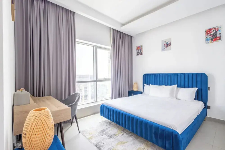 SuperHost - Exclusive 25th Floor Retreat with Marina Views