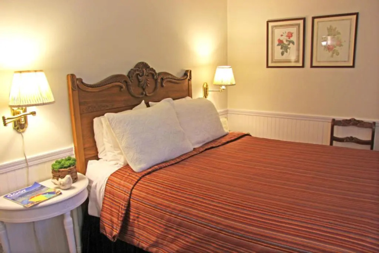 Eagle Harbor Inn