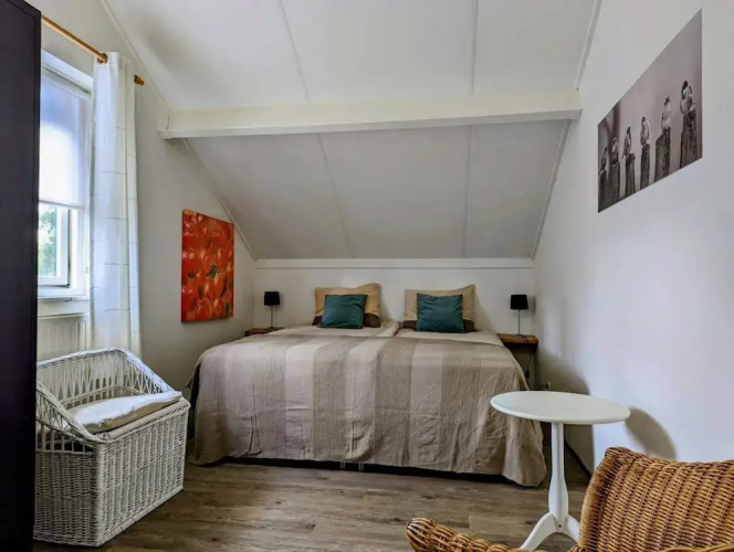Spacious Bungalow Near Water