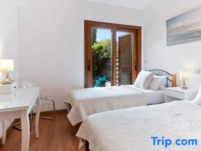 2 Bedrooms Villa