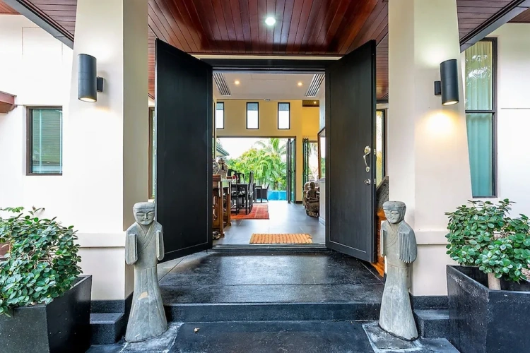 4 Bedrooms Luxury Villa with garden view