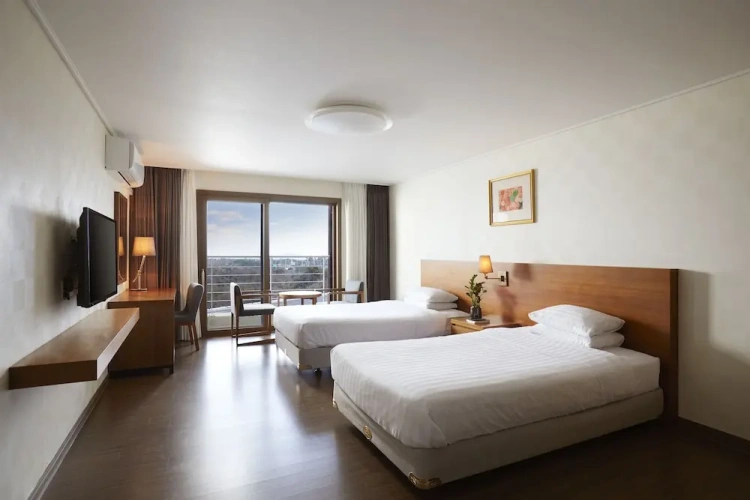 Standard Twin room with balcony